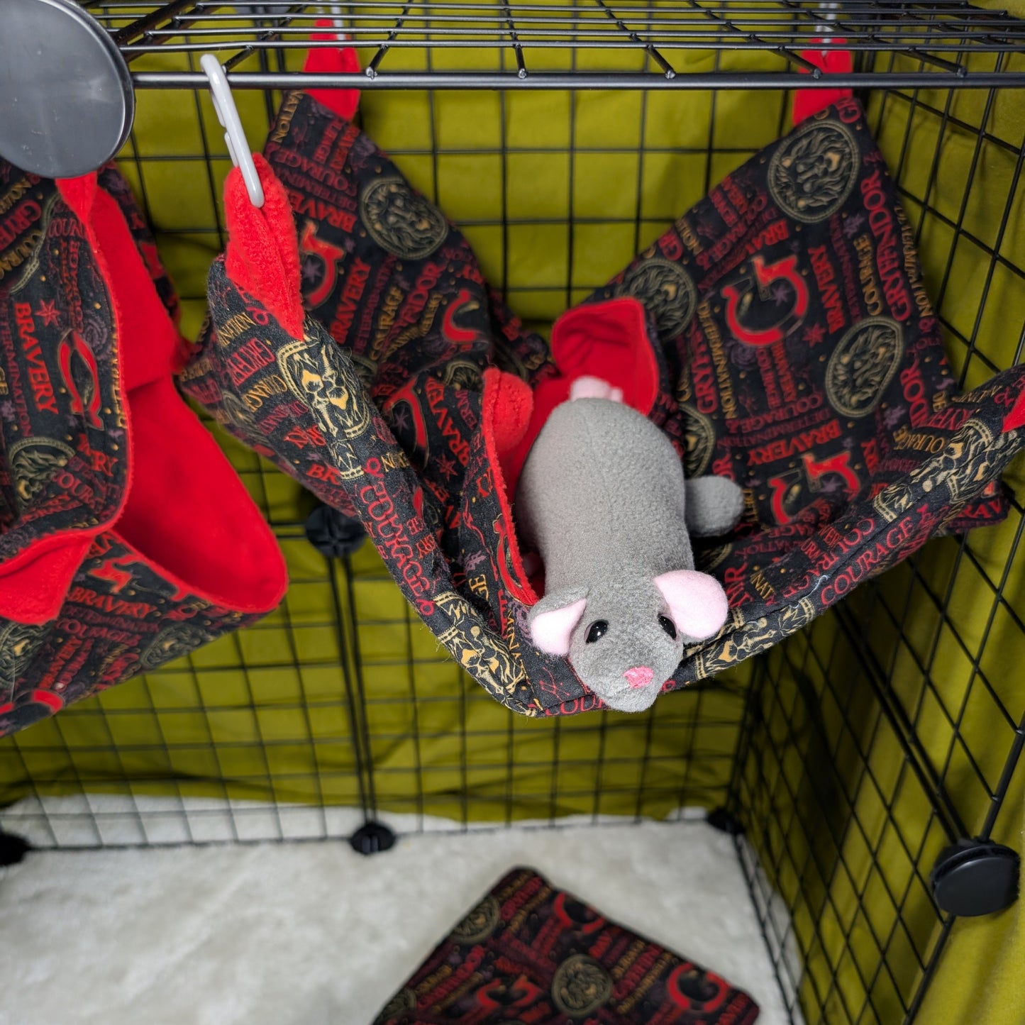 Gryffindor-Themed 3-Piece Cage Set