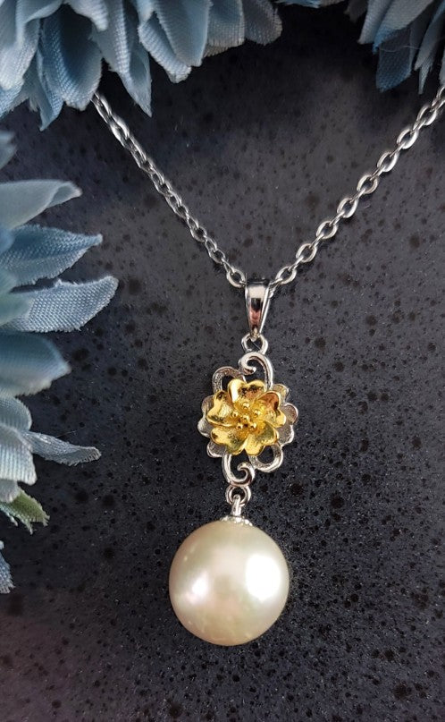Delicate Gold Flower Pearl Pendant