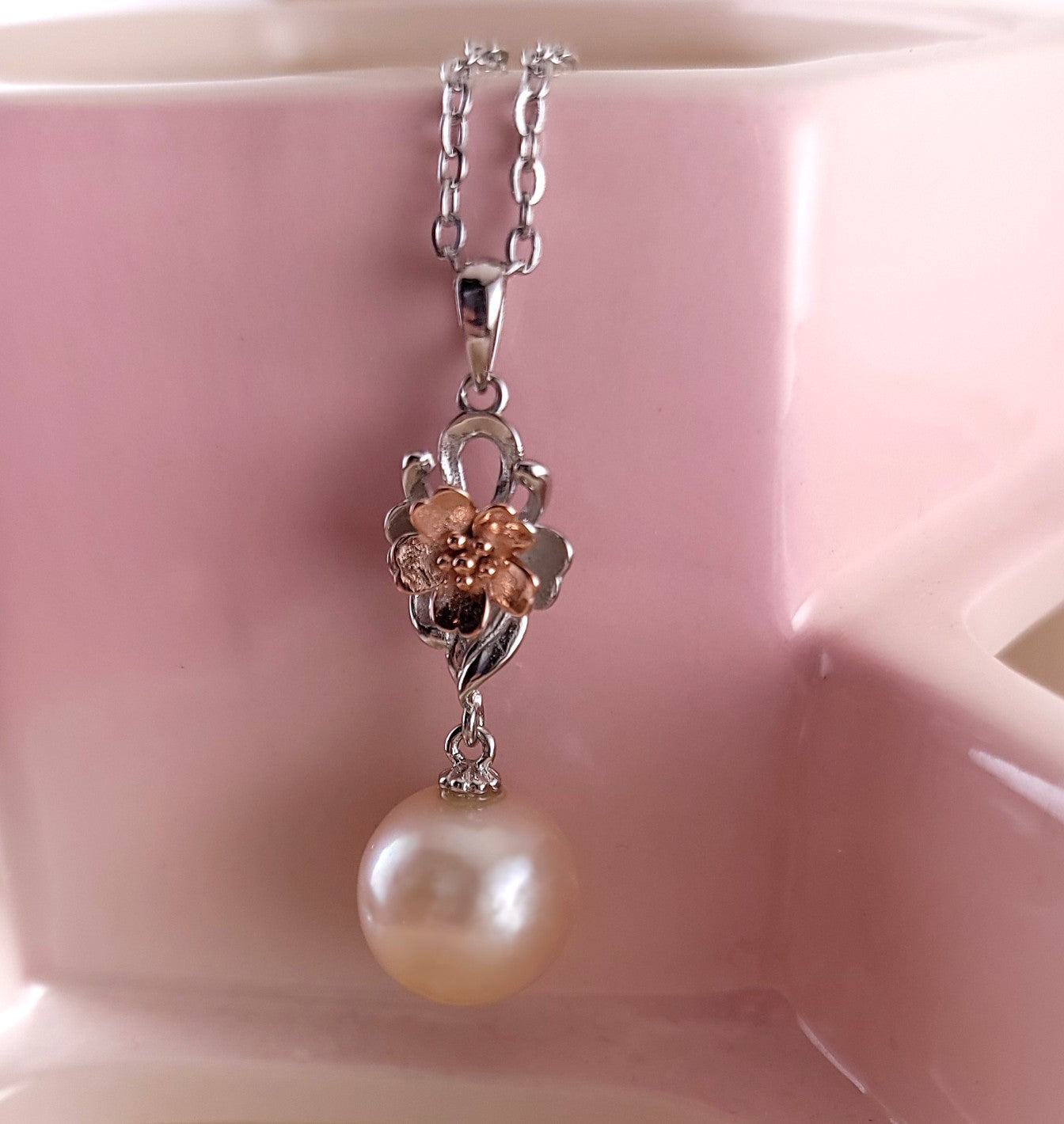 Flattering Rose Gold Flower Pearl Pendant